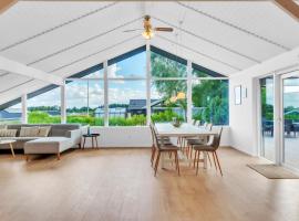 Fjordside Holiday Home with Hot Tub and Quiet Nature, hotelli kohteessa Jægerspris