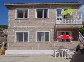 Casa Bruna 1º A Apartamento a 800 m de la playa, hotell i Lariño
