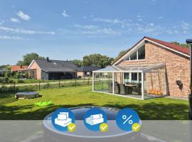 Neues Ferienhaus mit riesem Garten und Sauna und Pool، فندق في Sehestedt