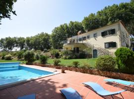 Cozy Villa with Private Swimming Pool, hotel with parking in Carreiros