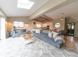 Villa Rose-Spacious Home with beautiful garden، فندق في ليثام سانت أنيه