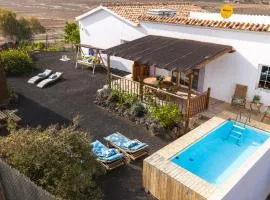 Casa Amaya - Spacious House with Pool, Large Garden, BBQ, 2 Terraces, and Ideal Location