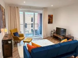 Contemporary Central Henley Apartment with Balcony