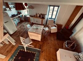 Cozy chalet next to slopes, hotel v destinaci Ur
