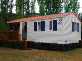 Mobil-home lumineux et climatisé avec piscine et jardin cadre paisible pour famille ou couple, hotell i Gardanne