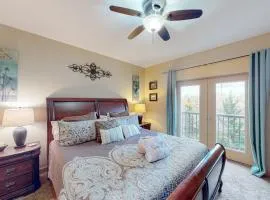 Cozy condo W Fireplace Sleep 6 Hot Tub Grill Pool