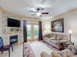 Cozy condo W Fireplace Sleep 6 Hot Tub Grill Pool