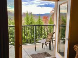 Cozy condo W Fireplace Sleep 6 Hot Tub Grill Pool