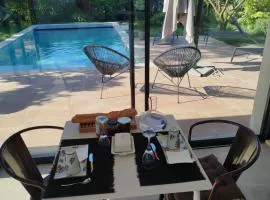 Maison des Romarins Chambre cosy Salle de bain privée , cuisine piscine partagées