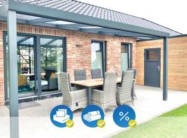 Idyllisches Ferienhaus mit Spielzimmer und Garten، فندق في Sehestedt