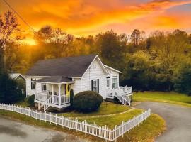 Wizard House + Hot Tub, Private Creek, Large Yard, hotel en Walland