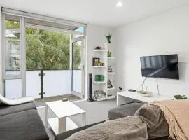 Central 3BR Parnell Townhome with Secure Parking
