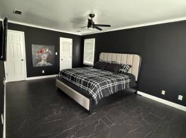 Lithonia 4 Bedroom Home with Private Pool Year Round Hot Tub and Pool Table Sleeps 10 Pet Friendly, Hotel in Lithonia