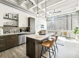 Modern Midtown 1BR Condo Walk to Downtown and Hilton