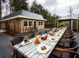 Designed home with bedstead, surrounded by forest, semesterhus i De Bult