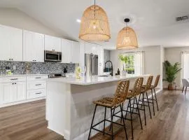 Spacious home w screened patio & EV charger