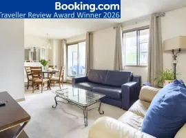 Entire condo downtown, walk to BMO & Stampede, secure parking, 1,5 hrs to Banff