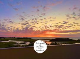 Fewo Gisela und Franz - für Sonnenuntergangfans - 180 Grad Meerblick - Saisonstrandkorb inkl von Mai-Sept am Naturstrand in 450 m - 3 Einzelbetten - Küche mit Spülmaschine - WLAN - Spiele und Bücher - Bäcker Restaurants Indoorspielplatz, hotel a Heiligenhafen