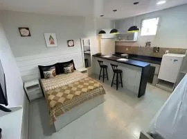 Central Praias Suíte 202 com ar, tv, frigobar, banheiro privativo, espaçosa em frente à praça
