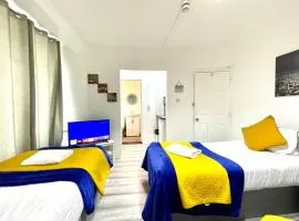 Ensuite Apartment with small Kitchenette, Private Bathroom and Parking