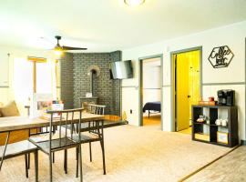 Charming Ski Chalet at Powderhorn Mountain, vila u gradu 'Bessemer'