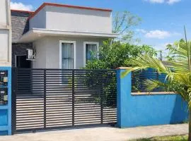 Casa Jack&Mari c ar-condicionado, Wi-Fi e churrasqueira, 600m da praia, 2 quartos sendo 1suíte, até 8 pessoas