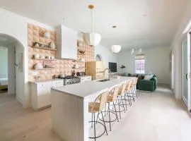 Luxe Downtown 4 Bed with Porch Parking & Bikes