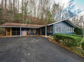 Cozy Blue Cottage with Hot Tub, 5min to Downtwn Gatlinburg