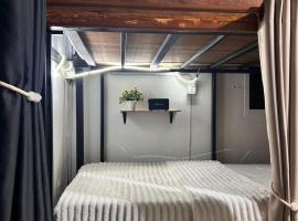 Blueka Hostel Ko Chang, hotel di Ban Phai Bae