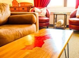 Downtown Red Room at Villages on Aurora, hotel em Ironwood