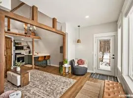 Hatcher Pass Lakeside Hideaway with Hot Tub!