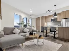 Gym Pool Table Rooftop Patio Walk to Rogers