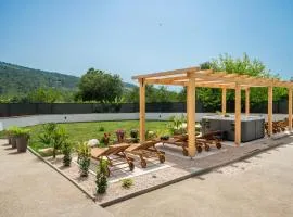 Holiday house with heated pool