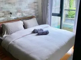 Bright 2-Story Brooklyn Oasis w Patio & Fire Pit