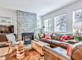 Two Bedroom Rustic Modern Mountain Condo Two Level, hotel di Canmore