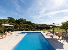 Villa Marko with Pool and BBQ, hotel en Hrvace