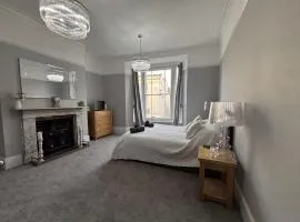 Sleeps 7 Beaches, restaurants, buses, nearby!