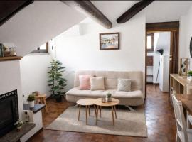 Mansarda in centro Menaggio con spiaggia privata e possibilità garage, hotel en Menaggio