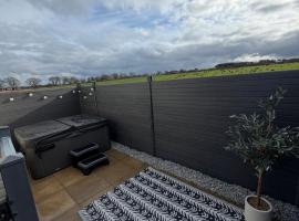 Lucas Retreat Hot Tub Lodge, Bockenfield Morpeth, hotel v destinaci Morpeth