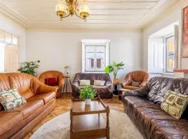 Almeirim House with large terrace and Parking