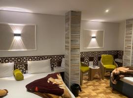 فندق شاهين, hótel í Suez