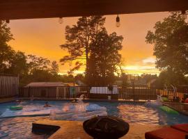 Riverside Oasis with Pool and Dock, hotel a Carleton Place