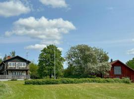 Big House With A View Over Forest Lake, hotel u gradu 'Hölö'
