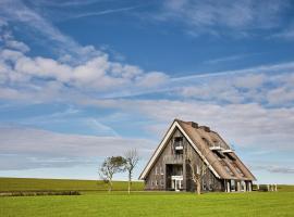 Modern large villa on the mudflats in Friesland, hotel con parking en Wierum