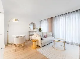 Bonjardim Luxury Suit by Bolhão Market