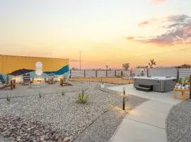 2BR Desert Cabin l Hot Tub l 4 Miles to National Park l 1 Mile to Town