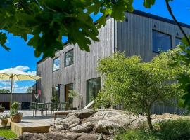 Architect-Designed House With Meadow Views, hotel u gradu 'Vårgårda'