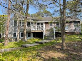 Spacious 5-Bedroom Retreat in the Heart of Orleans, MA, hotel a Orleans