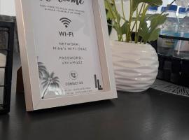 London Luxe Apartment, hotel na may parking sa May Pen