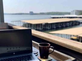 Relaxing Lakefront Condo for your Getaway, hotel di Four Seasons